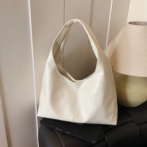 Sac à bandoulière oversize blanc crème minimaliste en cuir plissé brillant pour femme