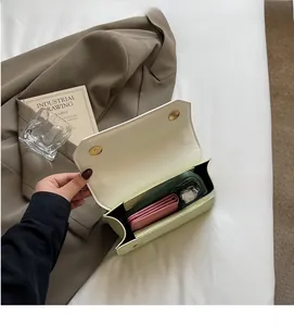 Vue intérieure montrant la capacité spacieuse pour un portefeuille et un téléphone dans ce sac