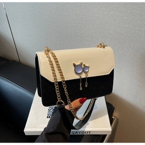 Détail du sac bandoulière pailleté avec fermoir chat en métal et perles lavande douces