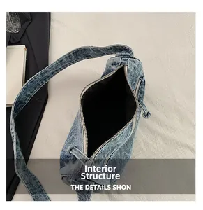 Vue intérieure du sac bandoulière en denim délavé avec doublure noire et grand compartiment