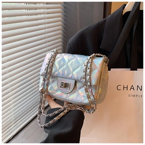 Détail du sac matelassé holographique argenté avec bandoulière chaîne et fermoir rotatif