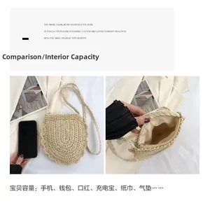 Dettaglio dell'interno della borsa in paglia intrecciata con spazio per oggetti vari