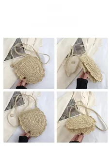 Viste dettagliate di una borsa a spalla in paglia beige con bordi a balze e tracolla intrecciata