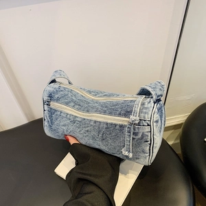 Sac cylindre en denim bleu clair vintage avec double fermeture éclair et franges