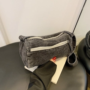 Sac cylindre en denim délavé gris foncé avec détails de double fermeture éclair blanche