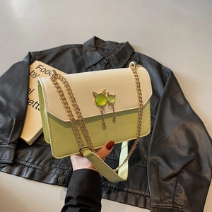 Sac bandoulière chic vert clair et crème avec fermoir chat doré et chaîne