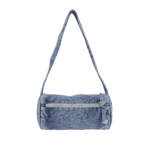 Sac cylindrique en denim bleu délavé vintage avec fermeture éclair argentée sur fond blanc