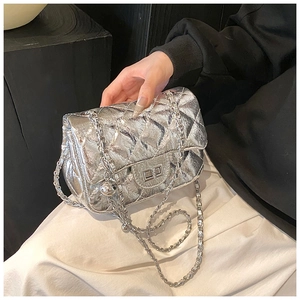 Vue détaillée du sac bandoulière argenté matelassé avec chaîne et boule de réglage