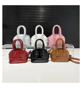 Collection de mini sacs bandoulière en cuir verni en six couleurs en exposition