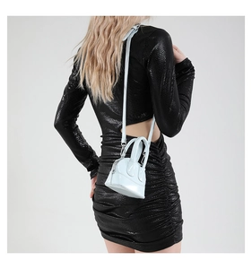 Détail du mini sac coquillage bleu clair brillant avec fermeture éclair argentée