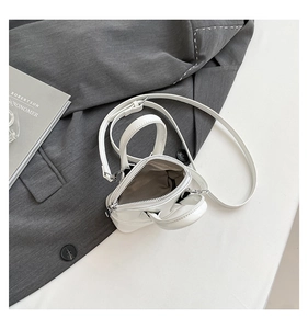 Gros plan du mini sac à bandoulière en cuir PU blanc avec fermeture éclair et doublure