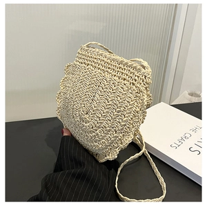 Borsa a tracolla artigianale in paglia color crema con trama a rombi e volant