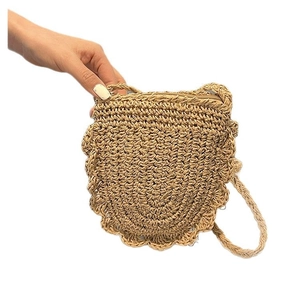 Borsa a tracolla in paglia intrecciata a rombi con bordi a conchiglia per la spiaggia