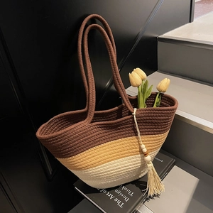 Three-tone gradient straw tote bag with tassel pendant and minimalist bucket design