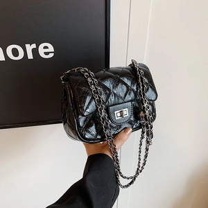 Sac bandoulière noir matelassé brillant avec boucle argentée et bandoulière en chaîne