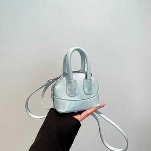 Mini sac bandoulière en cuir verni bleu clair avec matériel argenté et double poignée