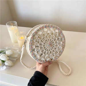 Borsa a tracolla rotonda all'uncinetto crema con ricami floreali e tracolla intrecciata