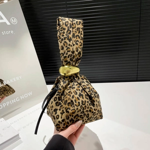 Sac à main léopard tendance avec anneau doré et fermeture par cordon de serrage