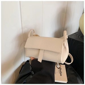 Sac à bandoulière en similicuir crème à motif lychee avec rabat et bandoulière réglable