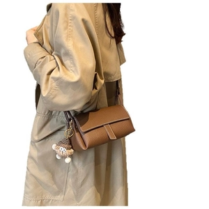 Sac à bandoulière minimaliste en cuir marron foncé avec breloque en peluche et rabat