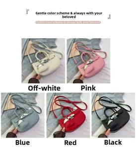 Dettaglio di cinque colori per questa borsa in pelle con chiusura in metallo e charm a cuore
