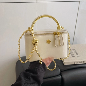 Mini sac à main carré en cuir verni crème avec poignée dorée et bandoulière