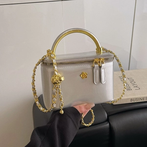 Mini sac à main carré argenté avec poignée en métal doré et détail floral pour femme