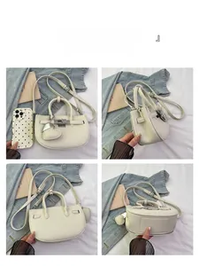 Dettagli della borsa in pelle martellata bianco crema con chiusura argento e cuore