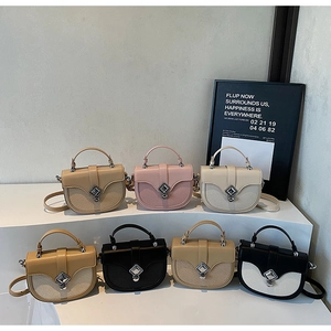 Gamme de sacs selle avec fermoirs losanges en métal déclinée en sept coloris tendance