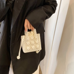 Détail du mini sac à main en perles fait main avec pochette intérieure en satin