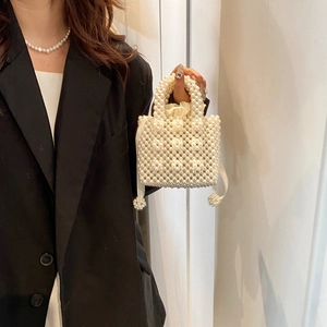 Détail du sac en perles fait main avec motif floral 3D et doublure en satin soyeux