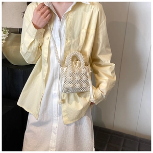 Vue détaillée du mini sac perlé fait main avec nœud en satin et bandoulière élégante