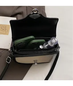 Détail du compartiment intérieur spacieux avec poche zippée dans un sac selle en toile
