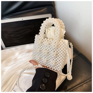 Détail du mini sac à main en perles avec doublure élégante en fleurs de satin blanc