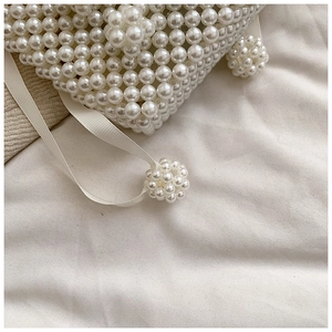 Détail d'un sac à main en perles tissé main avec perles brillantes et rubans élégants