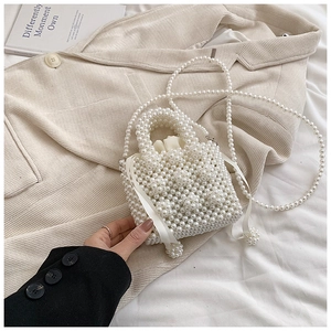 Détail d'un sac à main en perles fait main avec doublure en satin sur tissu beige