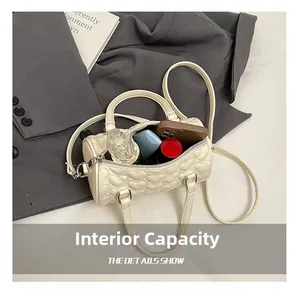 Vue de dessus du sac bandoulière matelassé cœur montrant sa capacité interne spacieuse
