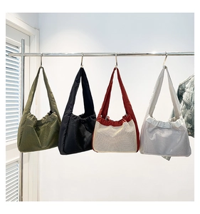 Détail de quatre sacs fourre-tout en maille plissée suspendus pour comparaison produit