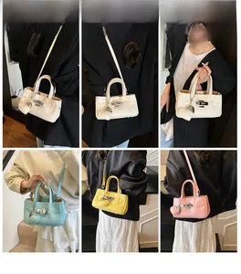 Vues détaillées de sacs seaux en cuir multicolores avec fermoir et breloque en forme de cœur