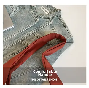 Détail de la bandoulière en nylon rouge confortable et texture du sac à bandoulière en toile