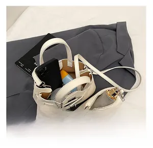 Sac à main en cuir blanc montrant la capacité interne pour téléphone et cosmétiques