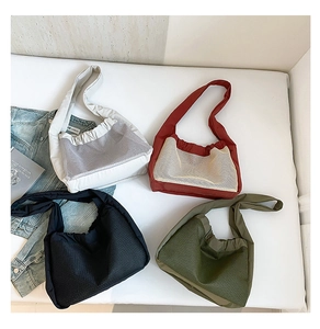 Détail de quatre sacs à bandoulière en maille plissée en beige, bordeaux, noir et olive