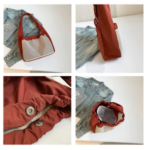Détails du sac bandoulière en toile rouge avec poche filet, plis et fermoir aimanté