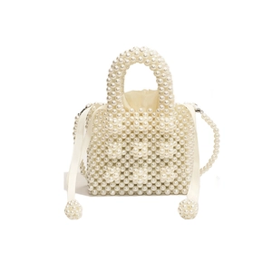 Mini sac à main en perles fait main avec texture fleurie et doublure en satin soyeux