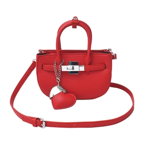 Mini borsa rossa in pelle martellata con chiusura a rotazione argentata e ciondolo a cuore