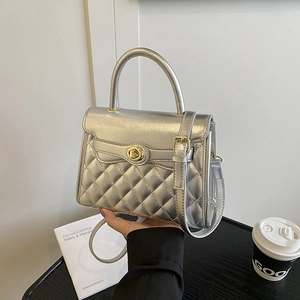 Sac à bandoulière matelassé argenté avec fermoir doré et poignée pour femme