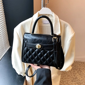Sac bandoulière matelassé noir avec fermoir doré et bandoulière réglable chic