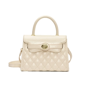 Sac à main en cuir matelassé beige avec fermoir doré et bandoulière élégante