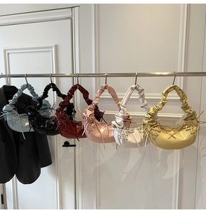 Sacs hobo chics en plusieurs couleurs avec poignées plissées et détails de nœuds