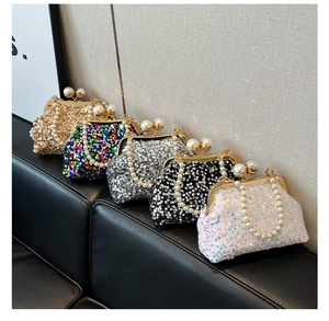 Détail de cinq sacs de soirée à paillettes avec anses en perles et cadres vintage